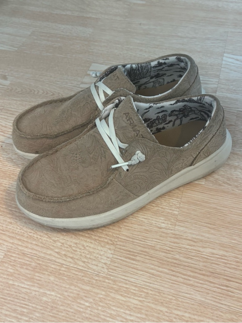 Ariat Tooled leather Cruisers size 8